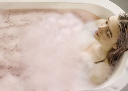 Wellness-hétvége helyett kádfürdő: így lesz tökéletes a relax otthon is