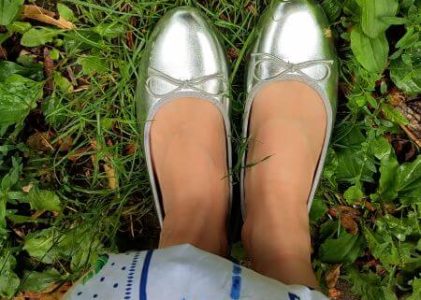 A nyár legmeglepőbb kiegészítője: az ezüst cipő