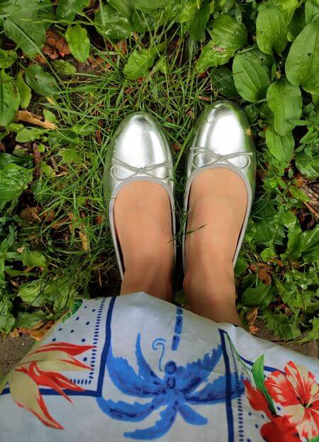 A nyár legmeglepőbb kiegészítője: az ezüst cipő